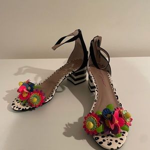 Betsy Johnson 7.5 Floral Block Heel Sandals!